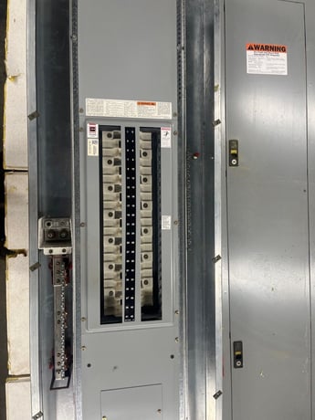 400 Amp. Cutler Hammer, PRL2A, Panelboard, 277/480 Volts 3PH 4W Indoor Encl 42 Circuit MLO P581 - Image 9