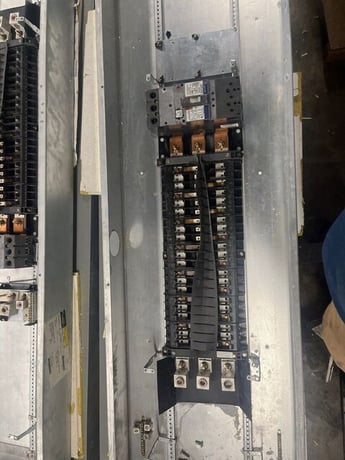 400 Amp. General Electric, AEF3424MBX, Panelboard, 480/277 Volts 3PH 4W Indoor Encl 42Cir SFHA36AT0250 MLO - Image 4