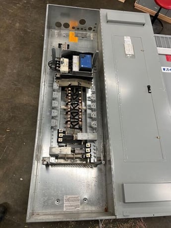 600 Amp. General Electric, APN3 Bolt On, Panelboard, 480/277 Volts 3PH 4W 30 Cir Indoor Encl TPHE277Y20PP P651 - Image 2