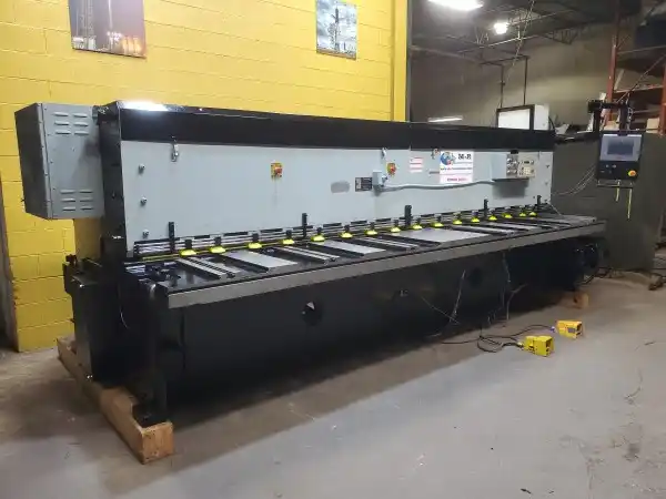 1/4" x 13.9' Amada #M-4065, mechanical squaring shear, 16 hold downs, 52 SPM, 15 HP, 1990 - Image 2