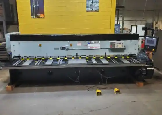1/4" x 13.9' Amada #M-4065, mechanical squaring shear, 16 hold downs, 52 SPM, 15 HP, 1990 - Image 3