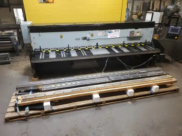 1/4" x 13.9' Amada #M-4065, mechanical squaring shear, 16 hold downs, 52 SPM, 15 HP, 1990 - Image 4