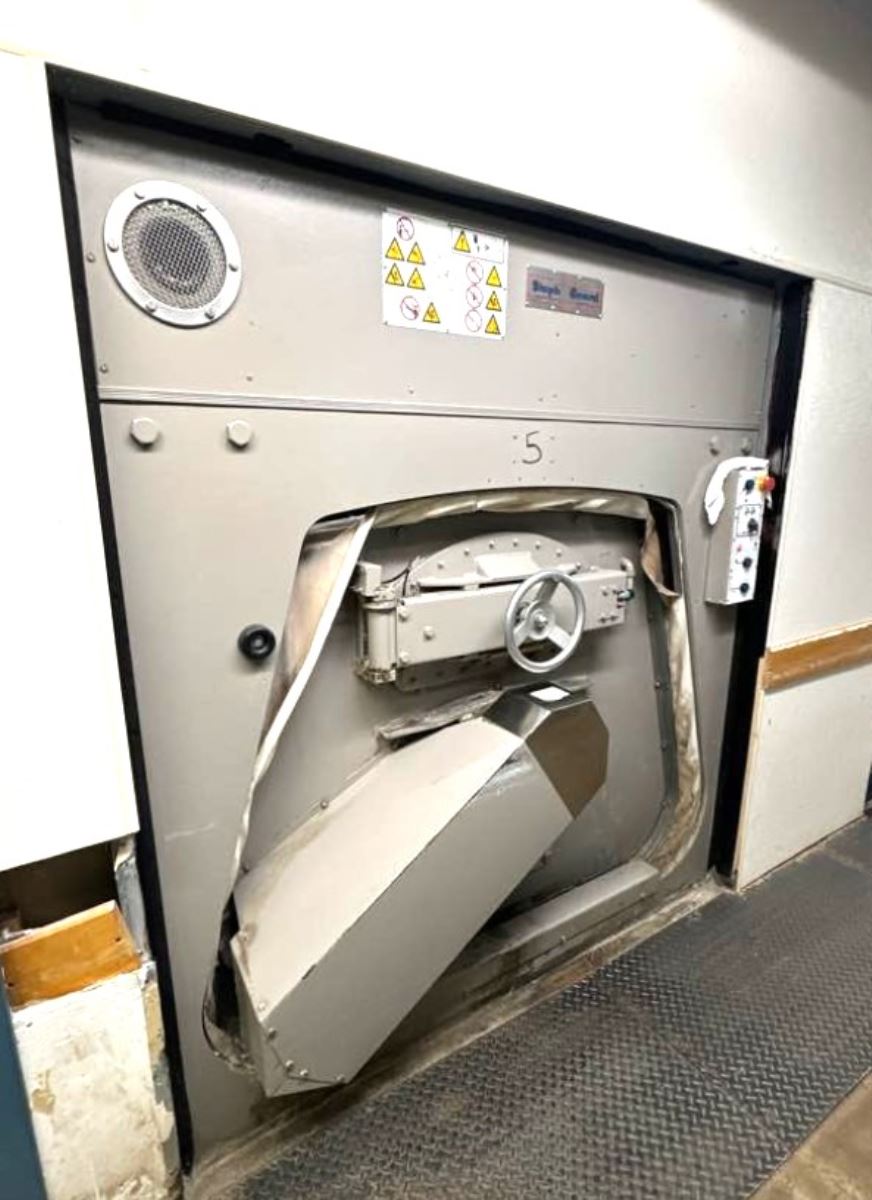 220 Lb. Milnor #42044SP2, Washer Extractor, Divided Cylinder, Pass-Thru, Hydro Cushion, 480 V., 2006 - Image 1