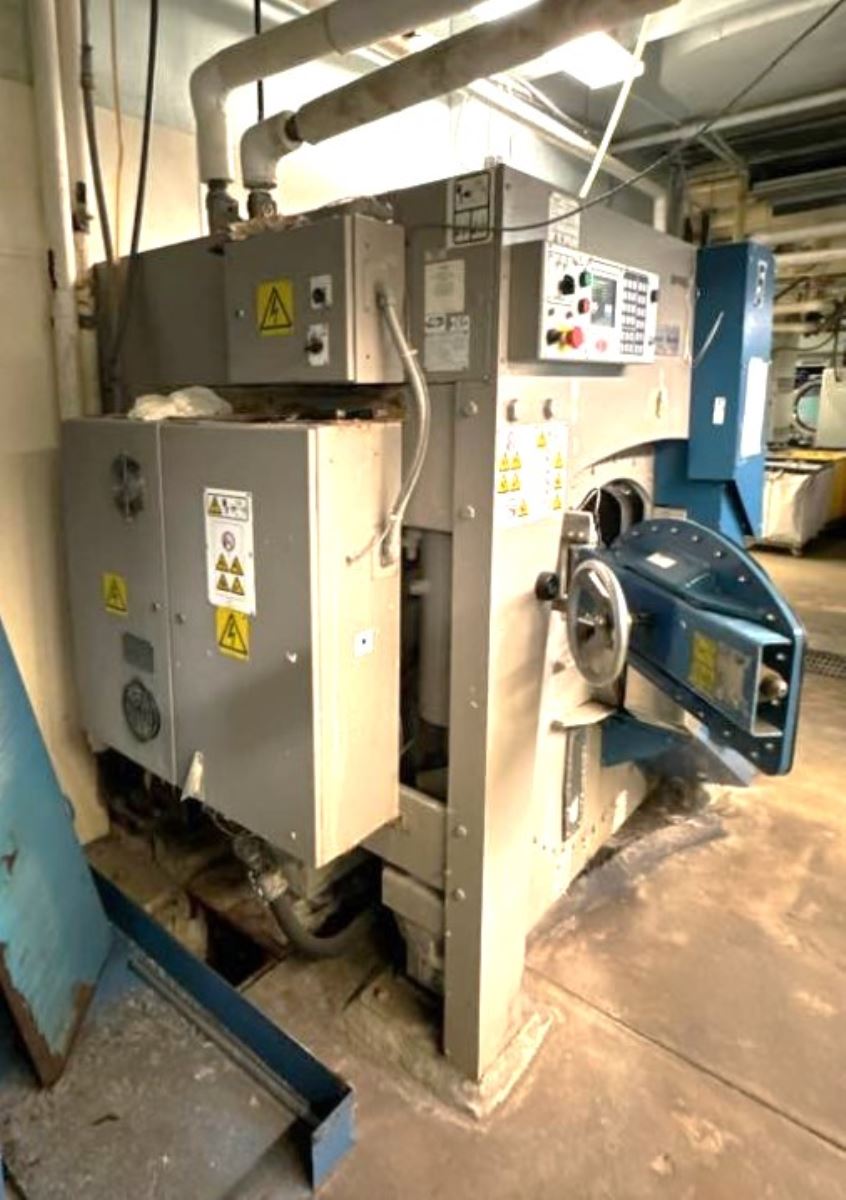 220 Lb. Milnor #42044SP2, Washer Extractor, Divided Cylinder, Pass-Thru, Hydro Cushion, 480 V., 2006 - Image 3