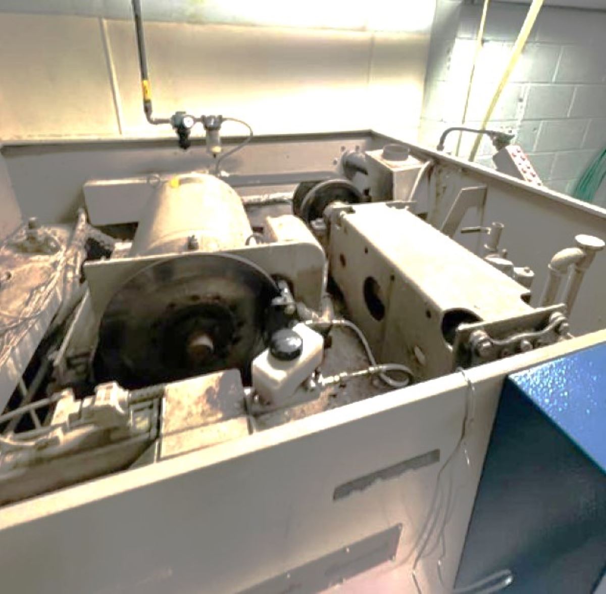 220 Lb. Milnor #42044SP2, Washer Extractor, Divided Cylinder, Pass-Thru, Hydro Cushion, 480 V., 2006 - Image 4