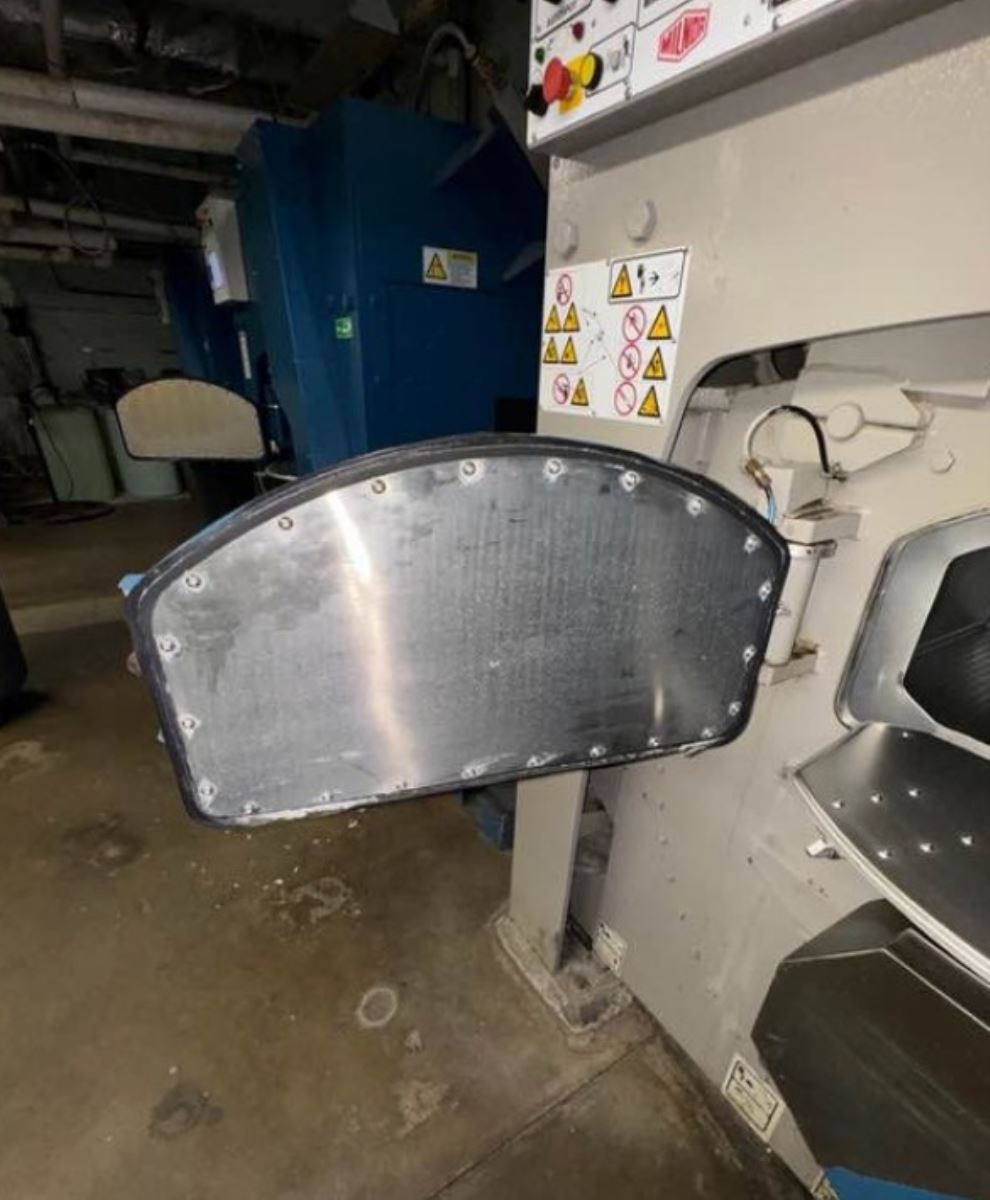 220 Lb. Milnor #42044SP2, Washer Extractor, Divided Cylinder, Pass-Thru, Hydro Cushion, 480 V., 2006 - Image 5