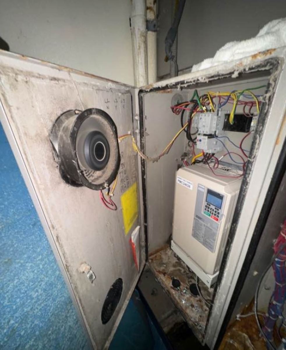 220 Lb. Milnor #42044SP2, Washer Extractor, Divided Cylinder, Pass-Thru, Hydro Cushion, 480 V., 2006 - Image 7
