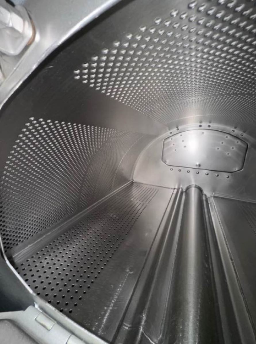 220 Lb. Milnor #42044SP2, Washer Extractor, Divided Cylinder, Pass-Thru, Hydro Cushion, 480 V., 2006 - Image 10