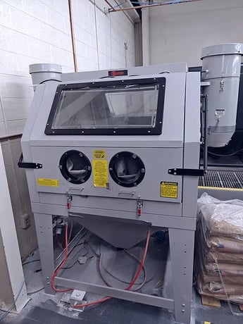 36" width x 36" L x 29" H All Source #41200, Sand Blaster, 2-Head, 110 psi, 2-15 HP, 300 hours, 2018 - Image 1
