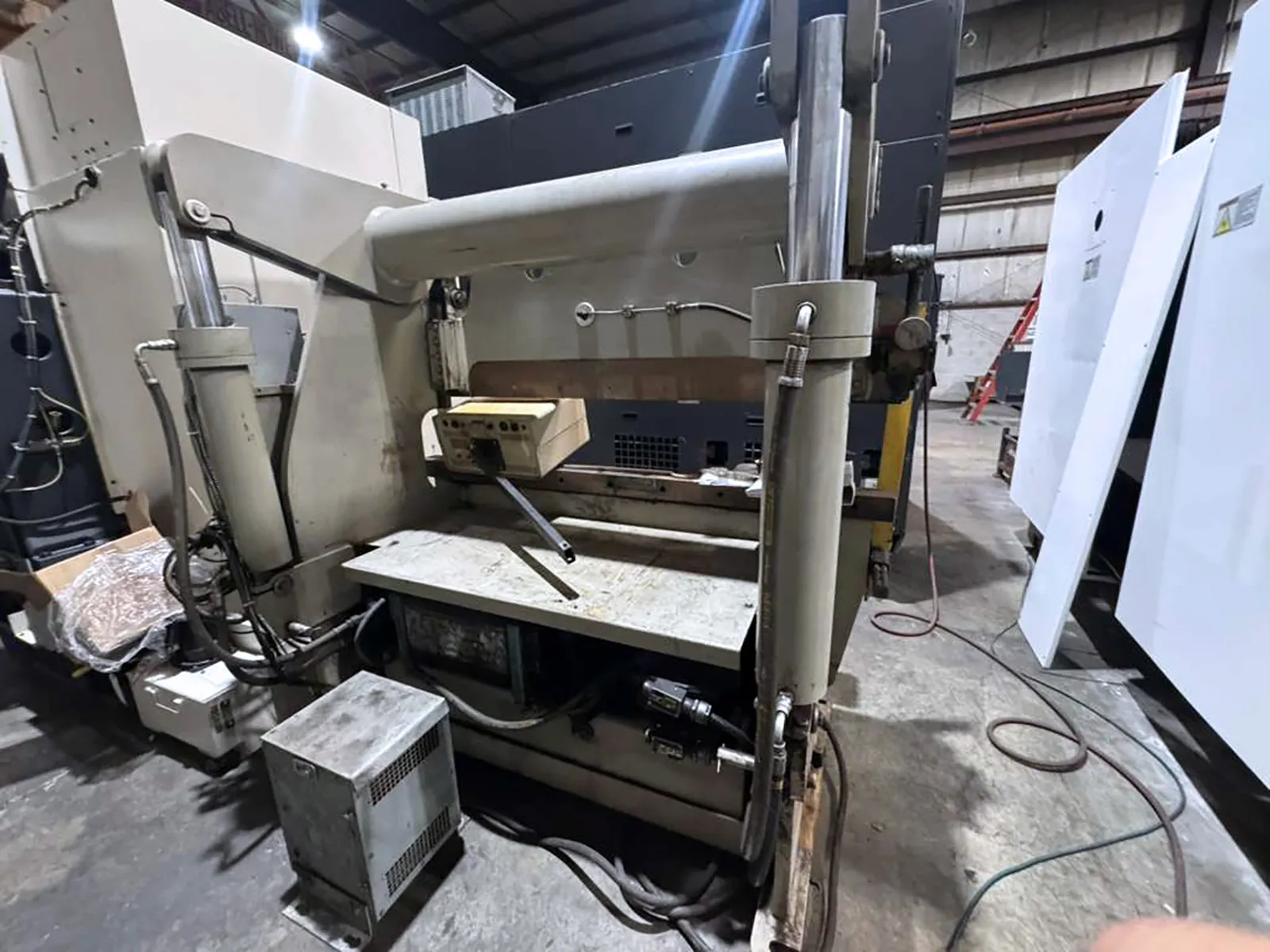 60 Ton, Accurpress #7606, Hydraulic Press Brake, 88" x 42" x 74" tall Dimension, 1988 - Image 8