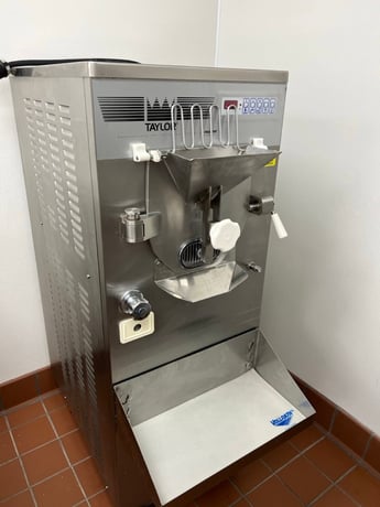Taylor #C118-33, Fully automatic batch ice cream Freezer, 12.4qt capacity, 2-6.3qt batches, 2003 - Image 3