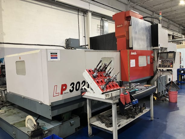 Awea #LP-3021, CNC bridge type machining center, Fanuc 18iMB, 118" X, 82" Y, 30" Z, 8000 RPM, 32 automatic - Image 1