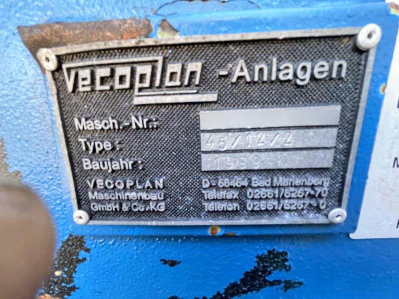 Vecoplan #45/12/2, horizontal wood grinder, 5" x 18" infeed opening, 390 RPM, 18" W x 6" D x 16' L vibratory - Image 8