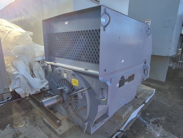 600 HP 1780 RPM Toshiba F6005WKF3I0P, Frame 355-1000, TEAAC, induction motor, 4000 Volts, like new, 2011 - Image 1