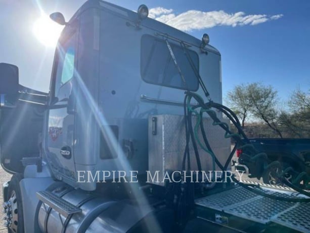 Kenworth (Obsolete) J.h. Day CAB, On Highway Truck Engine, 628952 hours, S/N: 1XKYD49X3JJ193386, 2018 - Image 5