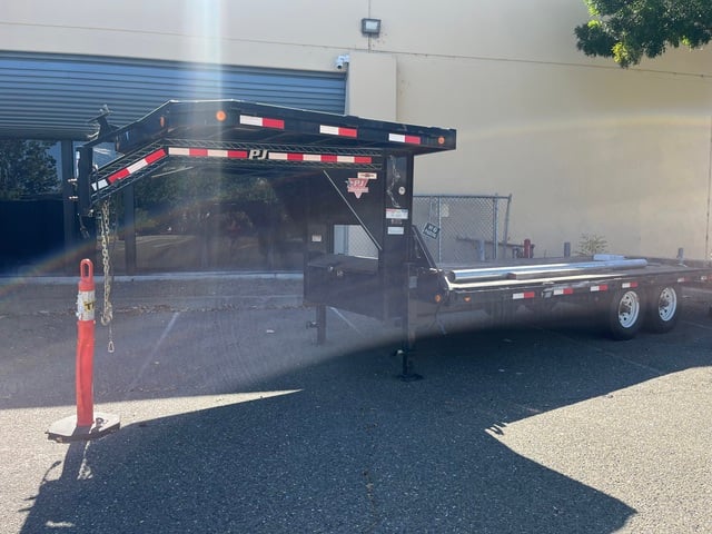 Model PJT8222 gooseneck flat bed carrier, like new, 2015 - Image 2