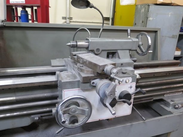 18" x 60" Cosmo #L-1860, engine lathe, 10" swing over cross slide, 7.5 HP, 3.2" bore, 12 speed 40-2000 RPM - Image 6
