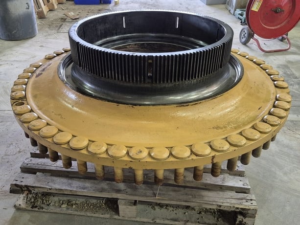 Caterpillar #381-6982, single flange front wheel with hub brake 266-3610, like new - Image 2