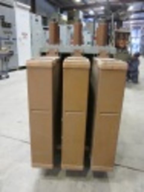 2000 Amps, General Electric, AM-13.8-500-6H, electrically operated, drawout, #AB0823 - Image 3