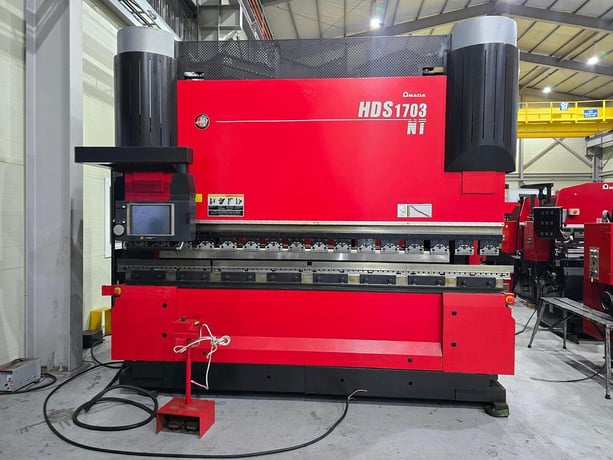 187 Ton, Amada #HDS-1703NT, hybrid press brake, 10' overall, 106.3" between housing, 7.87"stroke - Image 1