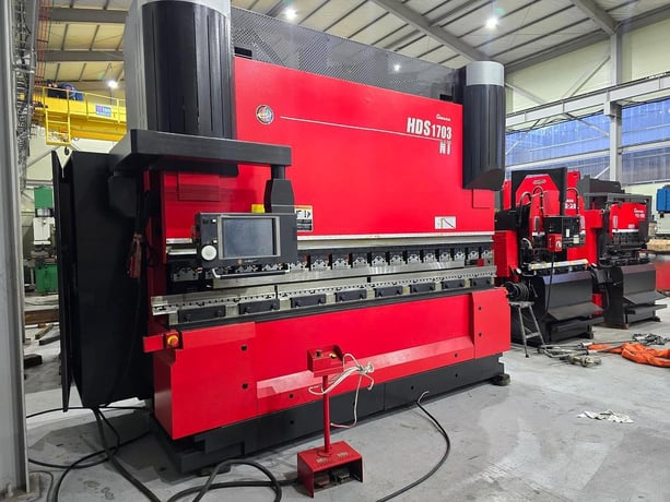 187 Ton, Amada #HDS-1703NT, hybrid press brake, 10' overall, 106.3" between housing, 7.87"stroke - Image 2