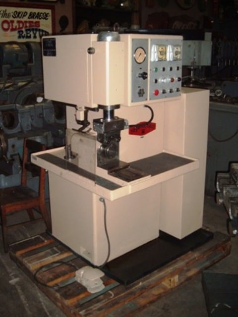 Hegenscheidt #7489, vertical centerless roller finishing machine, IUP - Image 1
