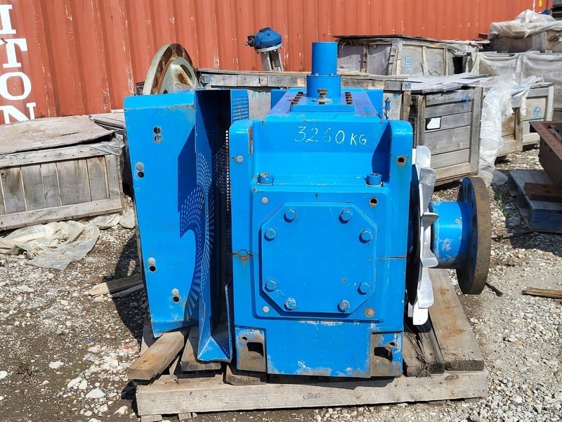 Flender #H2-SH14A, 672 KW helical gear reducer, 10.90 ratio - Image 5