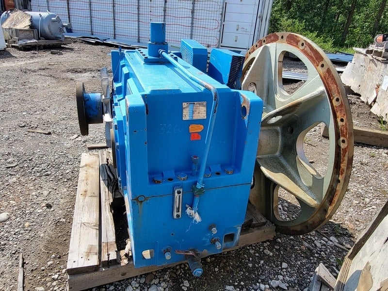 Flender #H2-SH14A, 672 KW helical gear reducer, 10.90 ratio - Image 9