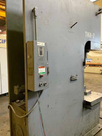 150 Ton, Hannifin #T150, hydrauic C-frame press, 29" x 39" table area, 15 HP, single hand lever - Image 3