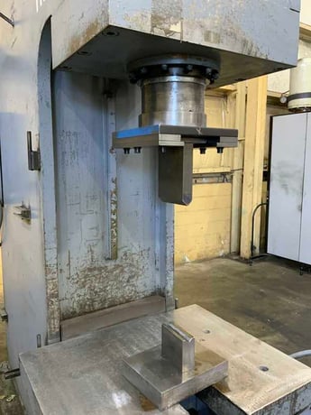 150 Ton, Hannifin #T150, hydrauic C-frame press, 29" x 39" table area, 15 HP, single hand lever - Image 8