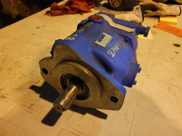 15 GPM Vickers PVQ32-B2R-SE1S-21-C14-12, hydraulic axial piston pump, 2000 psi, new surplus - Image 3