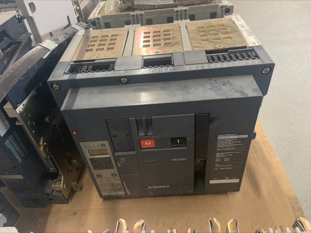 800 Amps, Square D, NW08H1, 65kA, Drawout, manually operated Breaker - Image 1