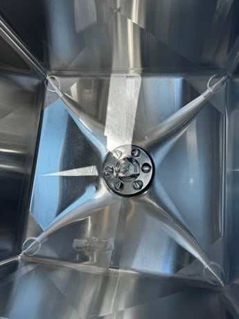 200 gallon APV Crepaco, Stainless steel liquidifier tank, single wall, rectangle tank, top hinged lid - Image 3
