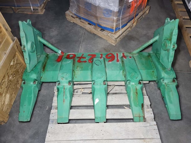 Esco #Super-V, bucket shroud & teeth assembly V59, new surplus - Image 1