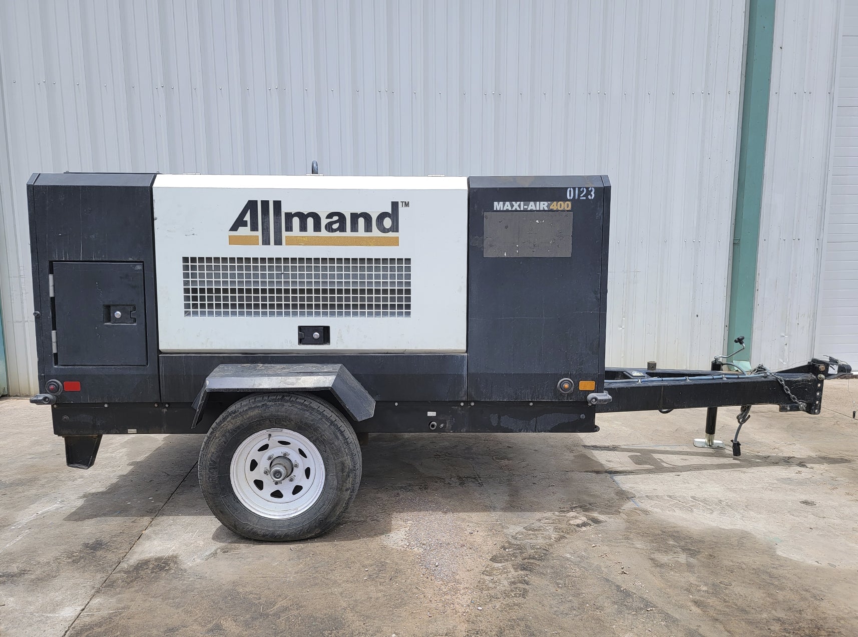400 cfm, 120 psi, Allmand Bros #Maxi-Air-400, screw air compressor, 115 HP @ 2600 RPM, Kubota 4 cyl diesel - Image 1