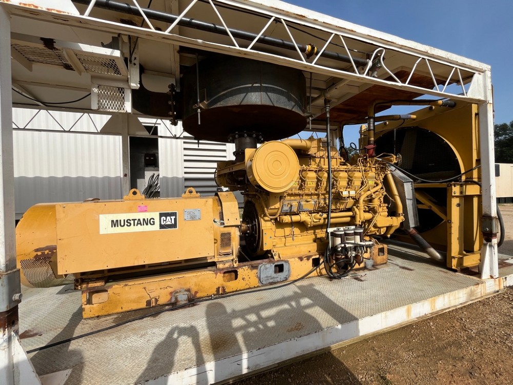 1365 KW Caterpillar #3512C, Land Electric Generator Set, 26281 Hrs., 600 Volts, Oilfield Package, 2014 - Image 5