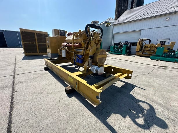 500 KW Caterpillar #3412, diesel generator set, remote electric drive radiator, 480 Volts, 720 hours, 1995 - Image 2