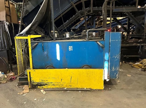 Harris #240-T100, 2-ram baler, dual 100 HP motors, 45" x 30" x 66" bale size, 101" x 58" feed opening, 2013 - Image 4