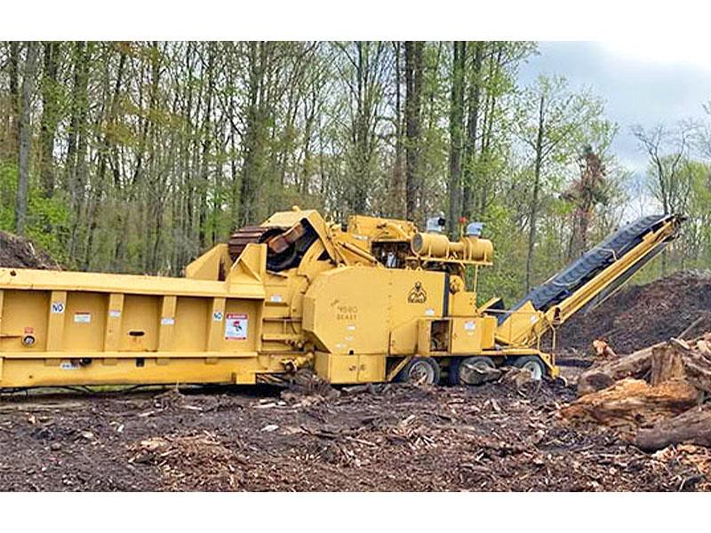 Bandit Industries #Beast-4680, heavy duty horizontal grinder, 100 HP Cummins engine, radio remote Control - Image 2