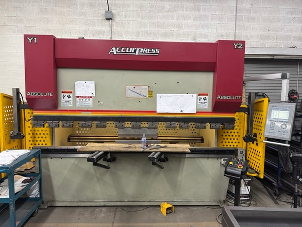 75 Ton, Accurpress #Absolute-37510, CNC hydraulic press brake, Delam DA-56 Control, 10' overall, 106" between - Image 1