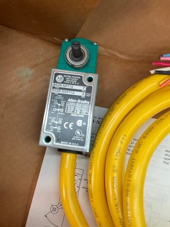 Allen-Bradley bradley 802m-xnpy12 limit switch 4-circuit 12ft cable new - Image 2