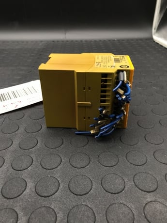 Pilz pnoz 11 safety relay 24v used - Image 3