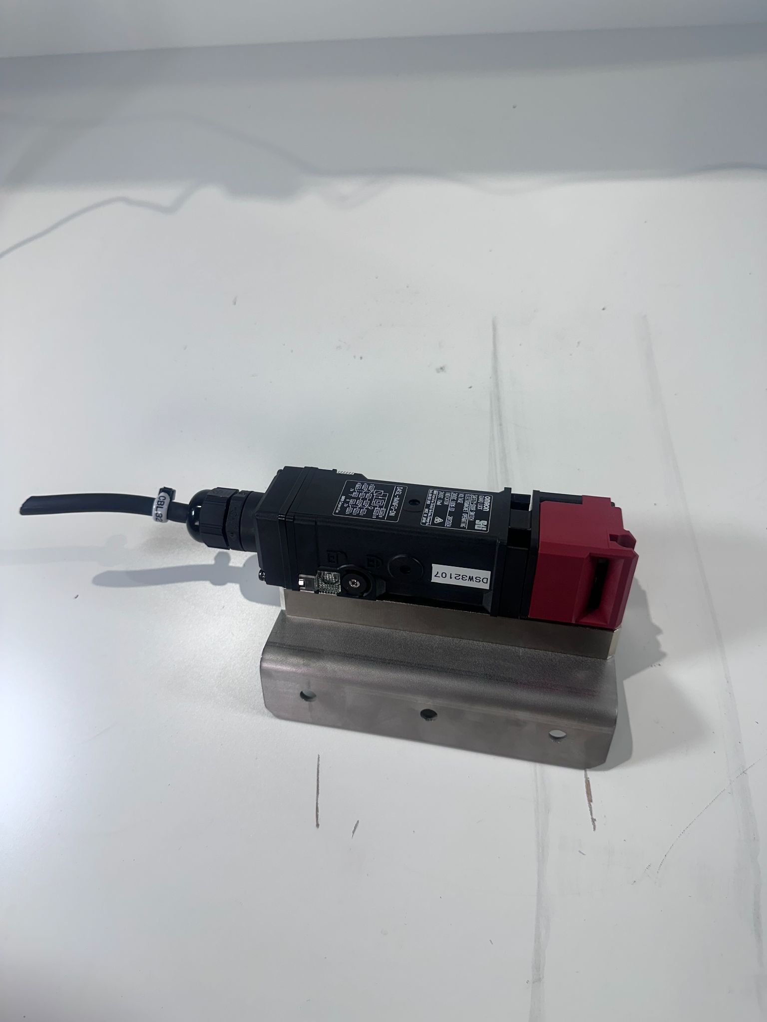 OMRON D4SL-N4NFG-DN Safety Interlock Switch USED - Image 1