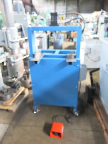 6 Ton, hydraulic press, 1-1/2" stroke, 23-5/8" x 14-1/8" bed plate, 115 V., - Image 2