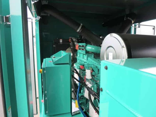 750 KW Cummins #DQCB, diesel generator set, 277/480 Volts, 3-phase, QSK23 engine, Tier 2, sound attenuated - Image 5