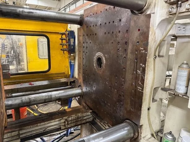 310 Ton, 41 oz., Toshiba #ISGS310W-V21-19, horizontal plastic injection molder, 25.2" x 24" tie bar spacing - Image 7