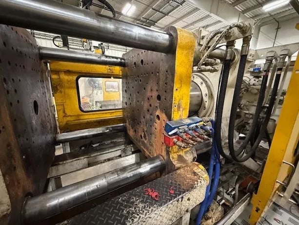 310 Ton, 41 oz., Toshiba #ISGS310W-V21-19, horizontal plastic injection molder, 25.2" x 24" tie bar spacing - Image 9