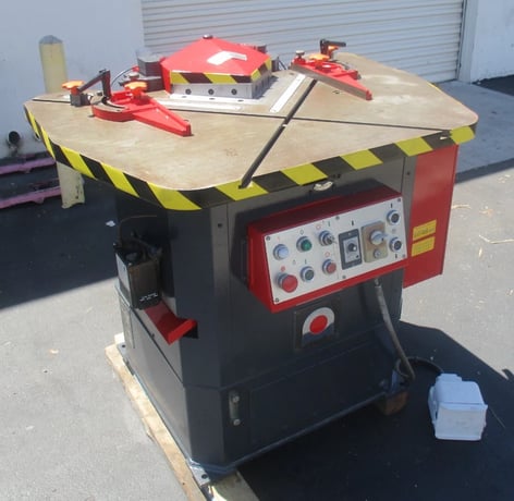 1/ 8" x 8" x 8" Amada #CS-220, hydraulic corner notcher, 36 SPM, foot pedal - Image 1