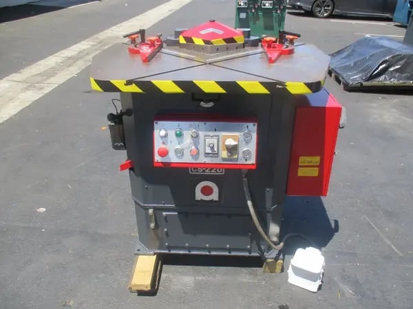 1/ 8" x 8" x 8" Amada #CS-220, hydraulic corner notcher, 36 SPM, foot pedal - Image 4