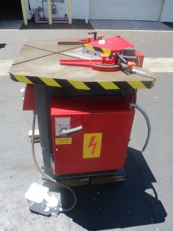 1/ 8" x 8" x 8" Amada #CS-220, hydraulic corner notcher, 36 SPM, foot pedal - Image 6